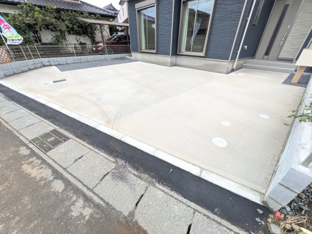 石岡市石岡2396番　新築戸建　A号棟の駐車場|駐車は3台可能です♪