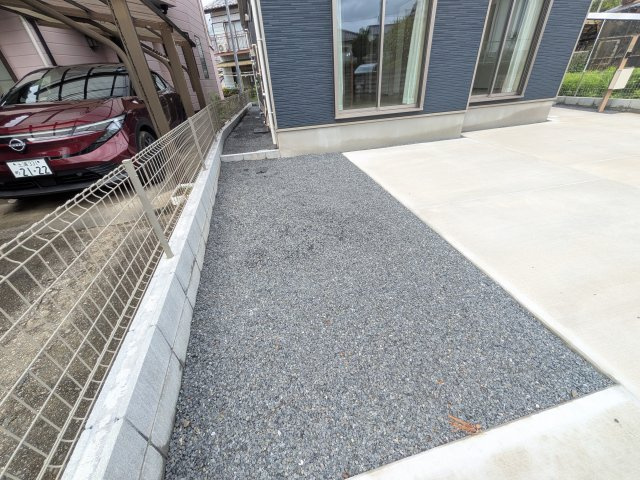 石岡市石岡2396番　新築戸建　A号棟の庭|リビングに明るい光を届ける南庭。
お子様の遊び場やペットのスペースとしても最適です。
室内外で心地よい暮らしが叶います。