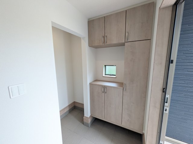 石岡市石岡2396番　新築戸建　A号棟の玄関|家族全員の靴がスッキリ片付く大容量シューズボックス完備。
お客様を気持ちよく迎えられる、明るく清潔感あふれる玄関です。