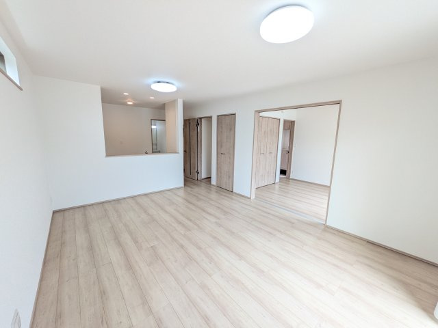 石岡市石岡2396番　新築戸建　A号棟の居間・リビング|居心地の良いデザインと機能性を両立。ご友人を招いたり、趣味を楽しんだり、様々なシーンで活躍する団らんの中心地です。