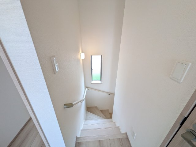 石岡市石岡2396番　新築戸建　A号棟の内装|窓付きで明るい階段は、手すり付きでお子様からご年配の方まで安心して上り下りができます♪
