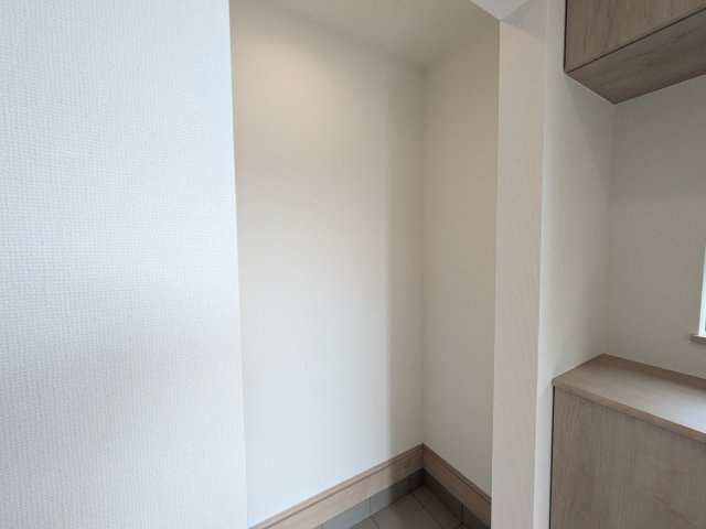 石岡市石岡2396番　新築戸建　A号棟の玄関
