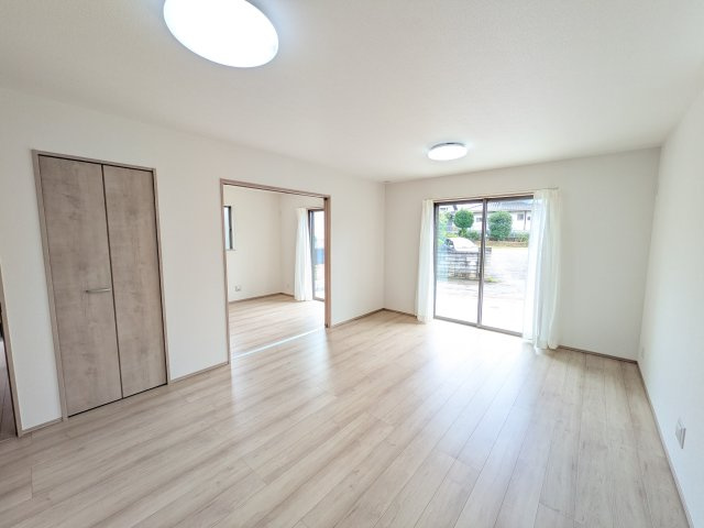 石岡市石岡2396番　新築戸建　A号棟の居間・リビング|家族の会話が自然と弾む、広々としたゆとりのLDK。南向きの窓からたっぷりの光が射し込む明るく快適な空間です。