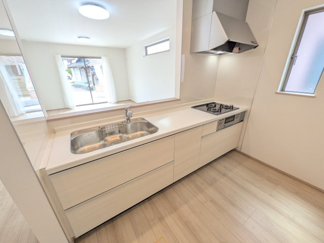 石岡市石岡2396番　新築戸建　A号棟のキッチン|対面式カウンターでリビングとの一体感を演出。使いやすい動線と豊富な収納で、毎日の料理時間も快適に過ごせます。