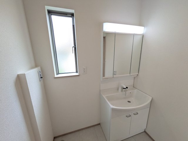 石岡市石岡2396番　新築戸建　A号棟の独立洗面台|三面鏡の洗面化粧台はミラー扉の内側がすべて収納スペースになっており、収納力も魅力的です♪
ボックスティッシュも収納可能で、可変トレイは収納物に応じて高さ調整ができます！
取り外して洗えるので清潔です♪