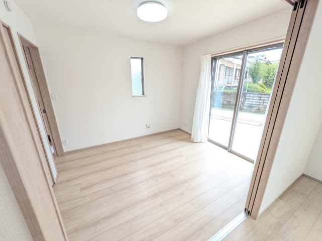 石岡市石岡2396番　新築戸建　A号棟の洋室|リビングと繋がる多目的スペース。引き戸を開ければ広々LDK、閉じれば客間や書斎、お子様の遊び場に早変わりします。