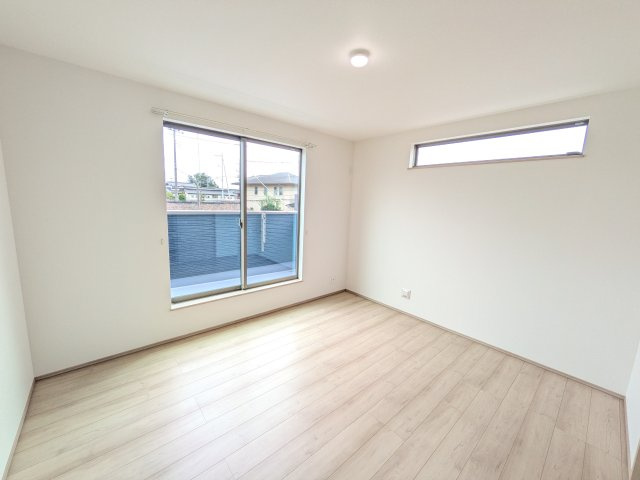 石岡市石岡2396番　新築戸建　A号棟の洋室|バルコニーに面した２面採光で明るく開放的な洋室です♪