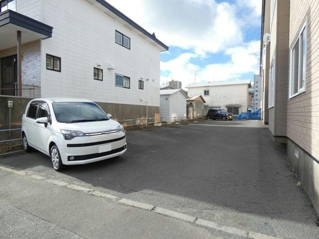 ハイツラルゴの駐車場