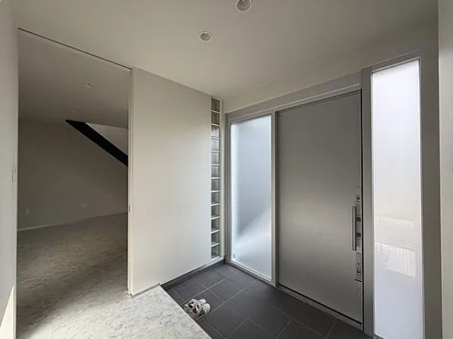 「デザイン性のある邸宅」香南市野市町西野　中古一戸建ての玄関|スタイリッシュな引き戸と開放感のある玄関ホール。家族やゲストを爽やかに迎える上質なアプローチ。