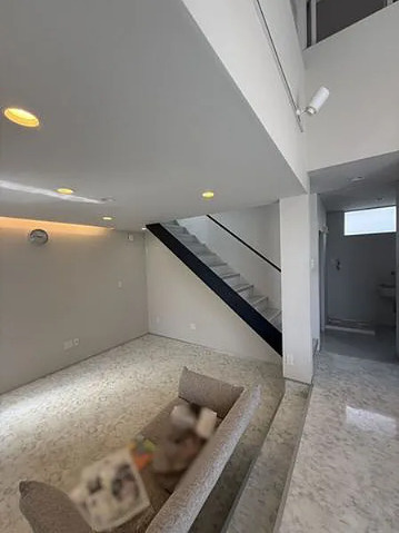 「デザイン性のある邸宅」香南市野市町西野　中古一戸建ての居間・リビング|吹き抜け構造とスタイリッシュなスケルトン階段が魅せる、ホテルライクで開放感あふれる住空間です。