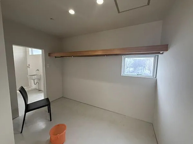 「デザイン性のある邸宅」香南市野市町西野　中古一戸建ての収納|服や荷物をたっぷり収納できる大容量WIC！パイプハンガーと棚付きで衣類もスッキリ整理整頓できます◎