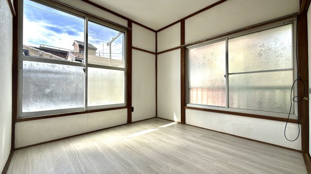 周辺環境が充実した静かな住宅街～神奈川県厚木市三田南1丁目～の洋室|明るいトーンのフロアを採用し、快適に過ごせるシンプルな内装。
