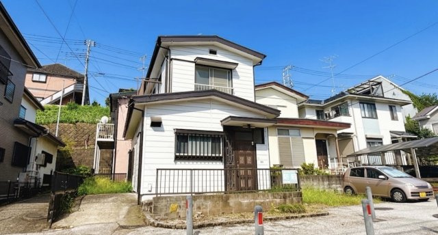 周辺環境が充実した静かな住宅街～神奈川県厚木市三田南1丁目～の外観|青空に映える明るい外観。