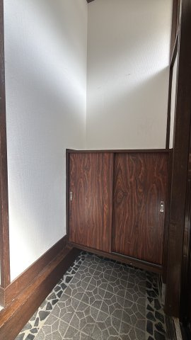 周辺環境が充実した静かな住宅街～神奈川県厚木市三田南1丁目～の玄関|玄関収納を備えた、落ち着いた雰囲気の玄関スペース