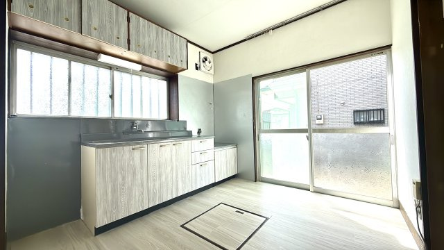 周辺環境が充実した静かな住宅街～神奈川県厚木市三田南1丁目～の居間・リビング|収納棚を備え、家事動線に配慮されたキッチン空間