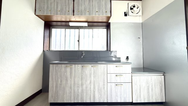 周辺環境が充実した静かな住宅街～神奈川県厚木市三田南1丁目～のキッチン|上下に吊戸棚と収納を備え、調理器具をすっきり整理できます。