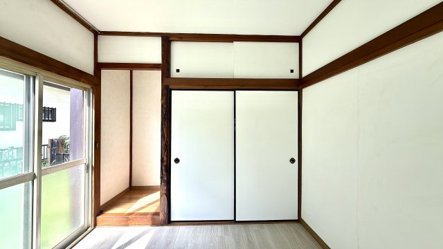 周辺環境が充実した静かな住宅街～神奈川県厚木市三田南1丁目～の洋室|押入れ収納を確保しており、季節ものの衣服や寝具も収納可能。