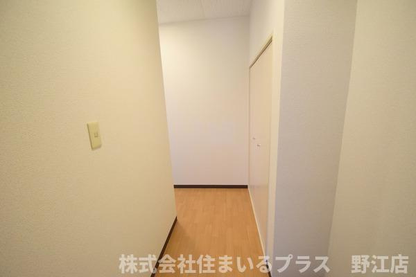 プリモ中宮の玄関