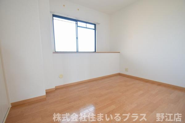 プリモ中宮の洋室