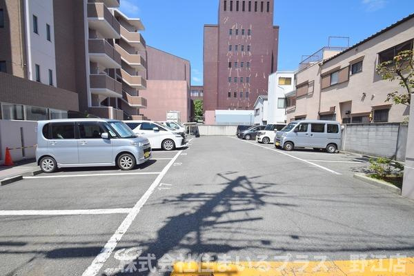 プリモ中宮の駐車場