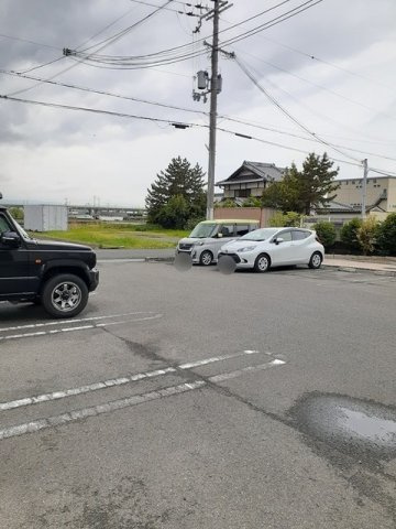 サン・メゾン日根野の駐車場