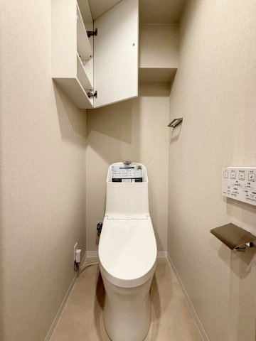 西京極ガーデンハイツのトイレ|多機能なウォシュレット付！温かい便座でホッと一息つけちゃう至福の空間に。上部にはトイレットペーパーなどのストック収納に嬉しい棚が備え付。（R8.9撮影）