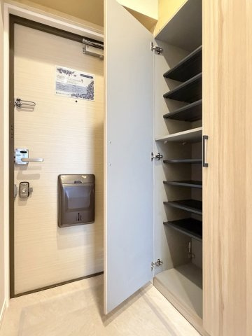 西京極ガーデンハイツの玄関|住まいの「顔」となる玄関。スッキリした玄関にできるシューズボックスは欠かせない存在ですね♪（R8.9撮影）