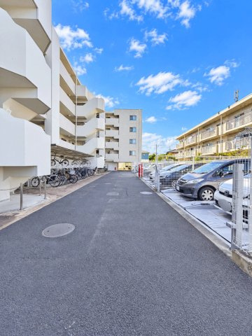 プラウド南小泉の駐車場