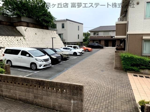 シャーメゾン泉ヶ丘の駐車場