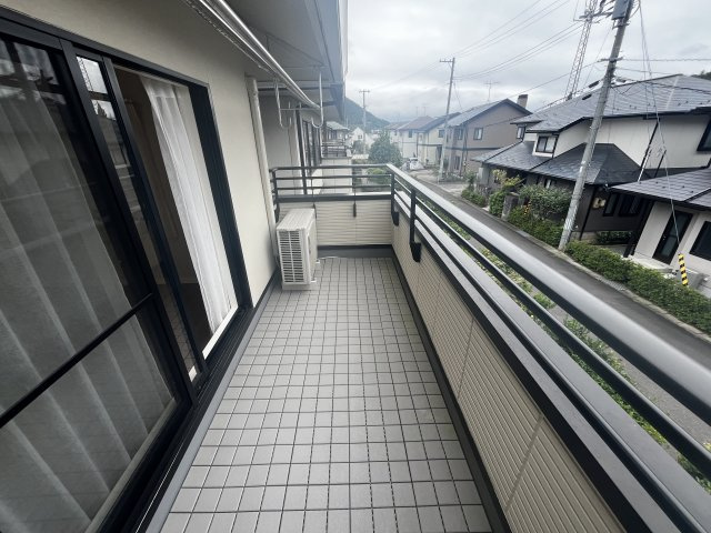 福島市森合字丹波谷地前のバルコニー|お洗濯にも便利なバルコニー付き