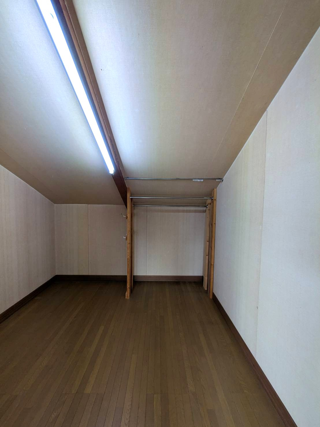 岡山市南区郡 中古住宅の洋室|◆2階洋室の南側のクロゼットです。季節ものの洋服や家電の収納に優れたスペースです。