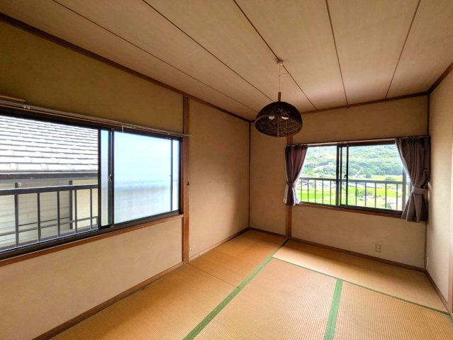 岡山市南区郡 中古住宅の和室|◆2階和室6.0畳も2面採光で日当たり良好！和室から洋室へ変更するリフォームプランもご相談ください！