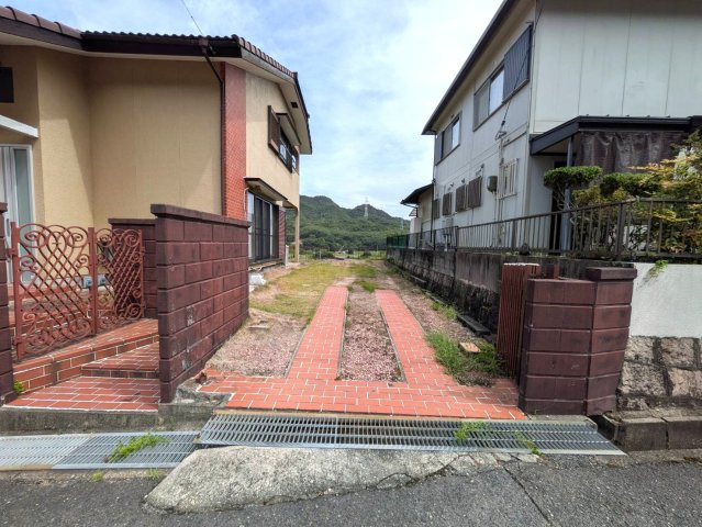 岡山市南区郡 中古住宅の駐車場|◆駐車スペースには3台分駐車可能です（車種による）。