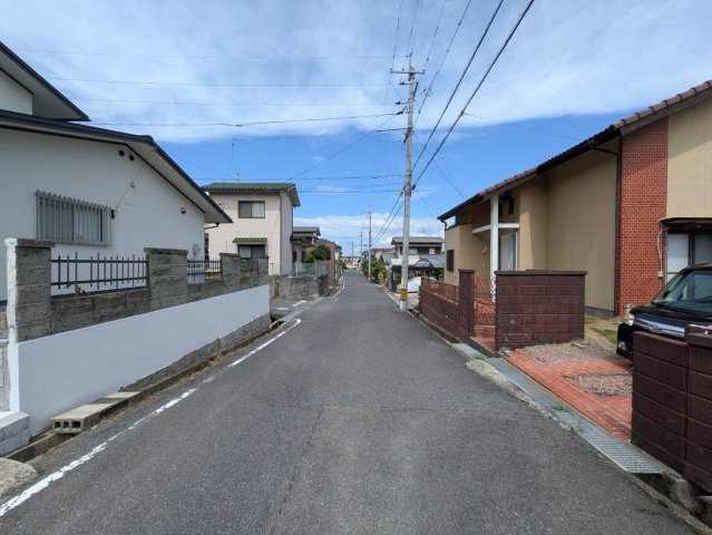 岡山市南区郡 中古住宅の前面道路含む現地写真|◆西側前面道路の幅員は5.5ｍです。