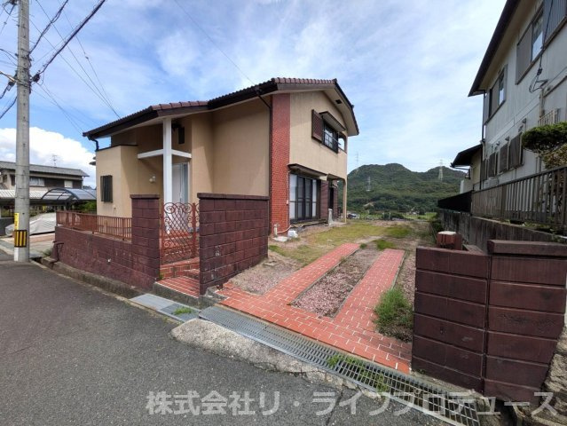 岡山市南区郡 中古住宅の外観|◆高台に位置した日当たり・風通し良好なお家です。別途畑が19.0㎡ございます。