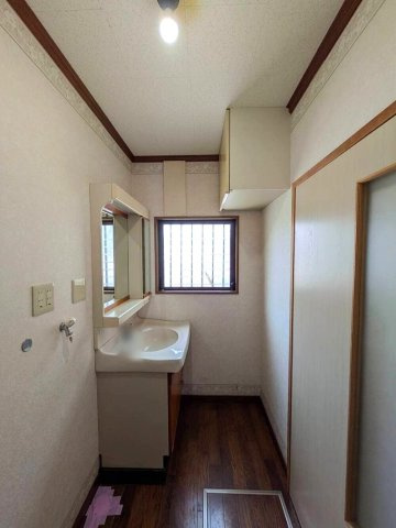 岡山市南区郡 中古住宅の脱衣所|◆光の差し込む明るい洗面室です。