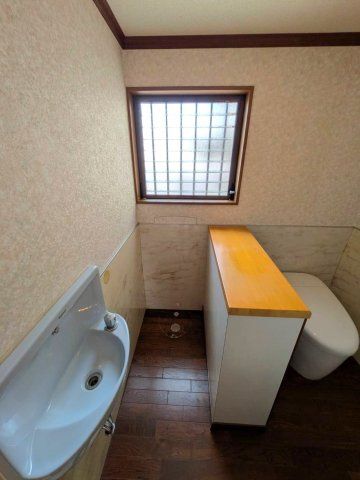 岡山市南区郡 中古住宅のトイレ|◆手洗い器付きの温水洗浄便座です。