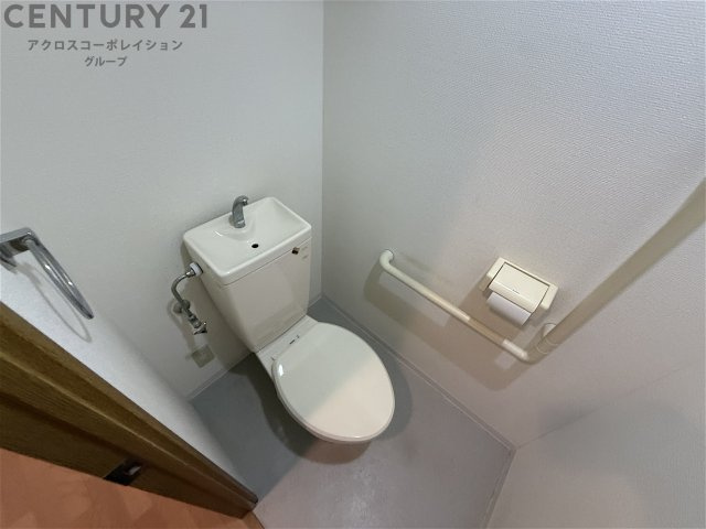 落ち着いた色調のトイレです