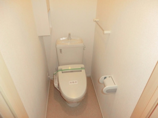 温水洗浄便座付きのトイレです♪