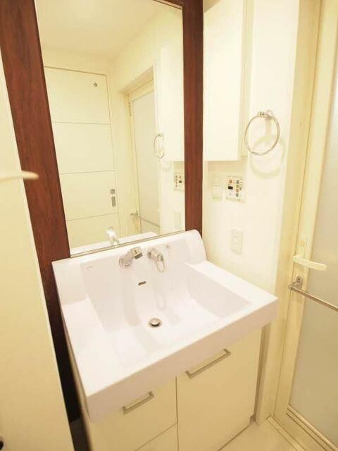 エスティメゾン三軒茶屋ＩＩの独立洗面台|広くて明るい寝室