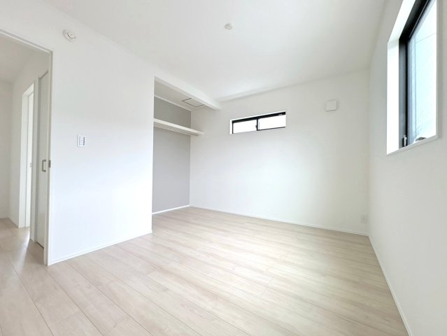 ダイマルタウン　関市稲河町第１　全９区画分譲の洋室|全居室に大型収納を設置。窓ガラスは断熱性能や結露防止効果の高いLOW-E複層ガラスを採用しています。