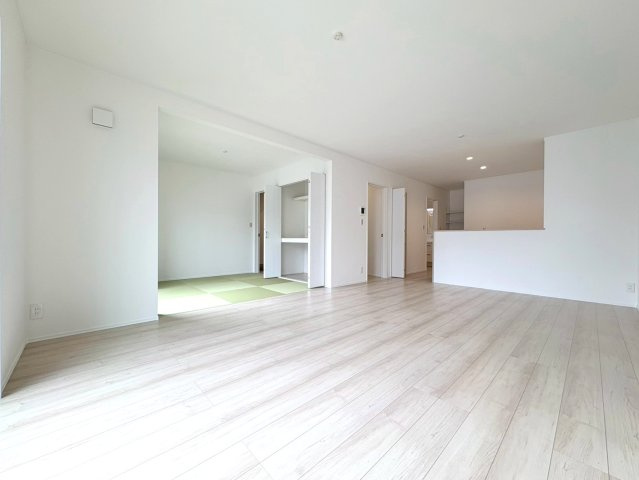 ダイマルタウン　関市稲河町第１　全９区画分譲の居間・リビング|シンプルで温かみのあるナチュラルテイストのリビングダイニング。広々設計でゆとりのある空間です。