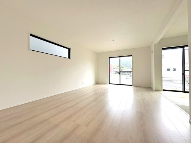 ダイマルタウン　関市稲河町第１　全９区画分譲の居間・リビング|シンプルで温かみのあるナチュラルテイストのリビングダイニング。広々設計でゆとりのある空間です。