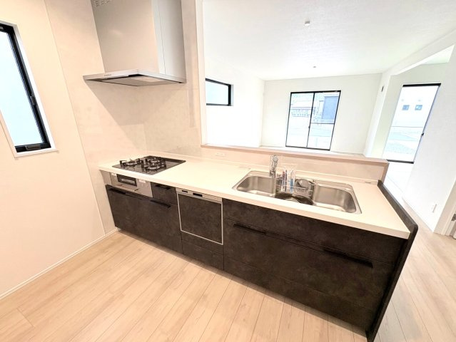ダイマルタウン　関市稲河町第１　全９区画分譲のキッチン|家事の時間短縮・節水にもなる食器洗い乾燥機付き。浄水器付き水栓で、いつでもきれいな水が使えます。　　