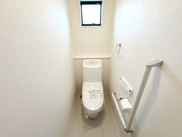 ダイマルタウン　関市稲河町第１　全９区画分譲のトイレ|新素材「アクアセラミック」は、便器洗浄やお掃除をするたび汚物を浮かせて洗い流すのでお掃除楽々です。