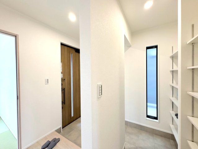 ダイマルタウン　関市稲河町第１　全９区画分譲の玄関|シューズ収納付きで玄関周りもすっきり！玄関ドアからの光が玄関ホールを明るくしてくれます。