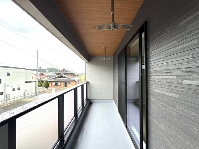 ダイマルタウン　関市稲河町第１　全９区画分譲のバルコニー|バルコニーは南向きで洗濯物もよく乾きます！強度と表面積硬度を持つFPRで防水しています。