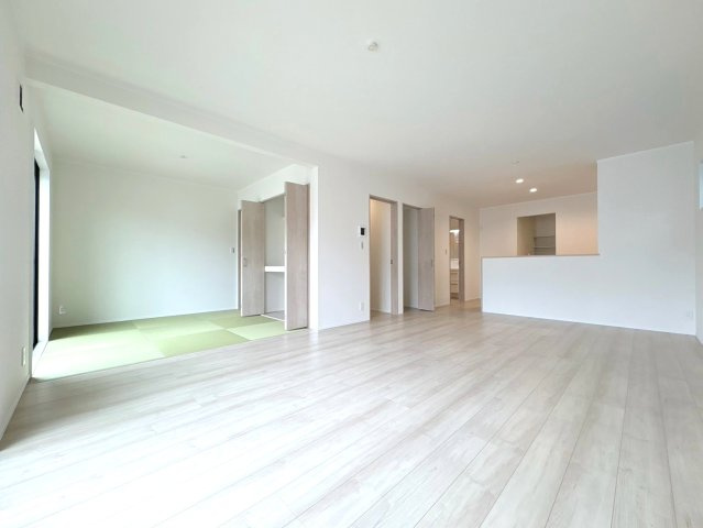 ダイマルタウン　関市稲河町第１　全９区画分譲の居間・リビング|シンプルで温かみのあるナチュラルテイストのリビングダイニング。広々設計でゆとりのある空間です。