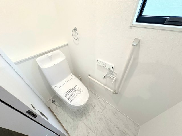 ダイマルタウン　関市稲河町第１　全９区画分譲のトイレ|新素材「アクアセラミック」は、便器洗浄やお掃除をするたび汚物を浮かせて洗い流すのでお掃除楽々です。
