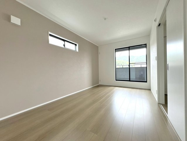 ダイマルタウン　関市稲河町第１　全９区画分譲の寝室|全居室に大型収納を設置。高性能な断熱材で丸ごと覆った高気密・高断熱の家で、夏も冬も快適に過ごせます。